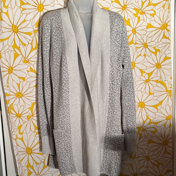 Elegant Gray Leopard Women's Cardigan - Picture 1 of 3